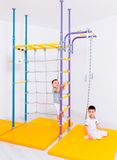 Monkey-Gym Pegas Klimrek voor kinderen, binnenshuis. Metalen klimstructuur met gymnastiekringen en een glijbaan – paars