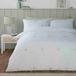 Serene - Dekbedovertrek met geborduurd blad - tweepersoonsbed (200 x 200 cm) - 2 kussenslopen - duurzaam gerecycled polyester - wit beddengoed met blad - geborduurd dekbedovertrek met bloemen - groen