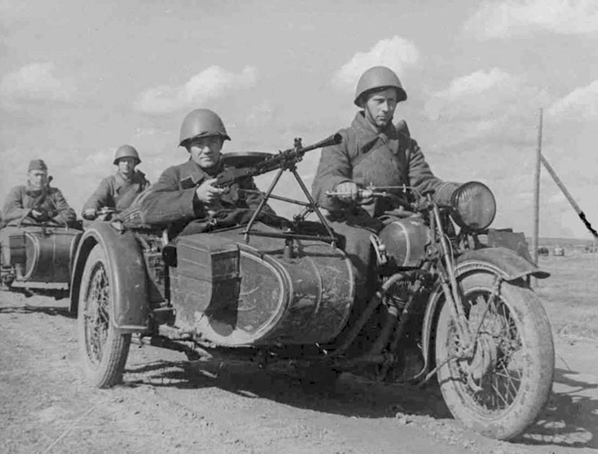 Zvezda - 1/72 Soviet M-72 Sidecar Motorcycle With Crew (8/21) - ZVE6277