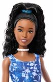 Barbie Fashionistas poupée, avec haut et pantalon à imprimé floral, bottes argentées, queue de cheval noire, à partir de 3 ans