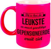 Bellatio Decorations Shoppartners Bv Hoe de leukste en meest geweldige gepensioneerde eruitziet mok / beker - 330 ml - neon roze - VUT / pensioen - cadeau collega