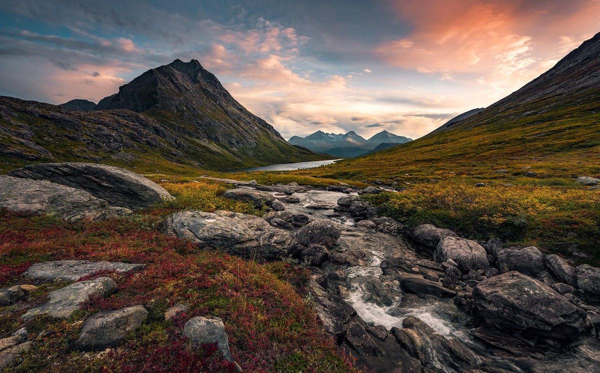 KOMAR Schroffes Paradies Vlies Fotobehang 450x280cm 9-banen