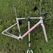 Carbon racefietsframe M2 RF035 - Lichtgewicht, 3280 gram - Geschikt voor schijfremmen - Tot 700x32C - T47 - Maat L - Grijs-roze
